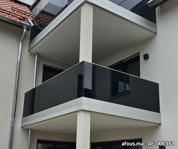 Garde-corps de balcon en verre feuillete noir à cadre alu blanc — Casablanca