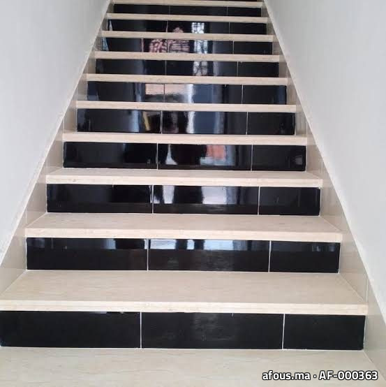 Escalier carrelé à contremarches noires et marches beige — El Jadida