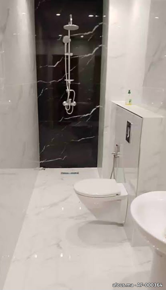 Salle de bain effet marbre blanc et noir à WC suspendu — El Jadida