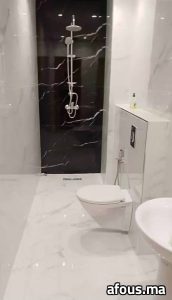 Salle de bain effet marbre blanc et noir à WC suspendu — El Jadida