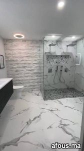Salle de bain carrelée effet marbre à douche vitrée — El Jadida