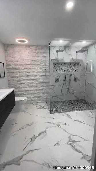 Salle de bain carrelée effet marbre à douche vitrée