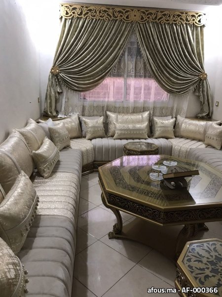 Salon marocain beige argenté à lambrequin doré — Tanger