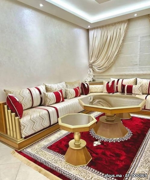 Salon marocain crème et rouge à tables octogonales — Tanger