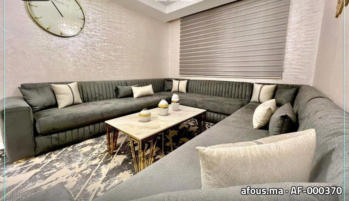 Grand salon en U en velours gris à coussins clairs — Tanger