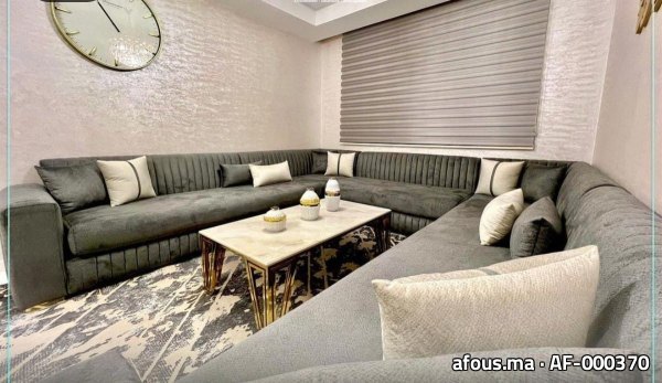 Grand salon en U en velours gris à coussins clairs