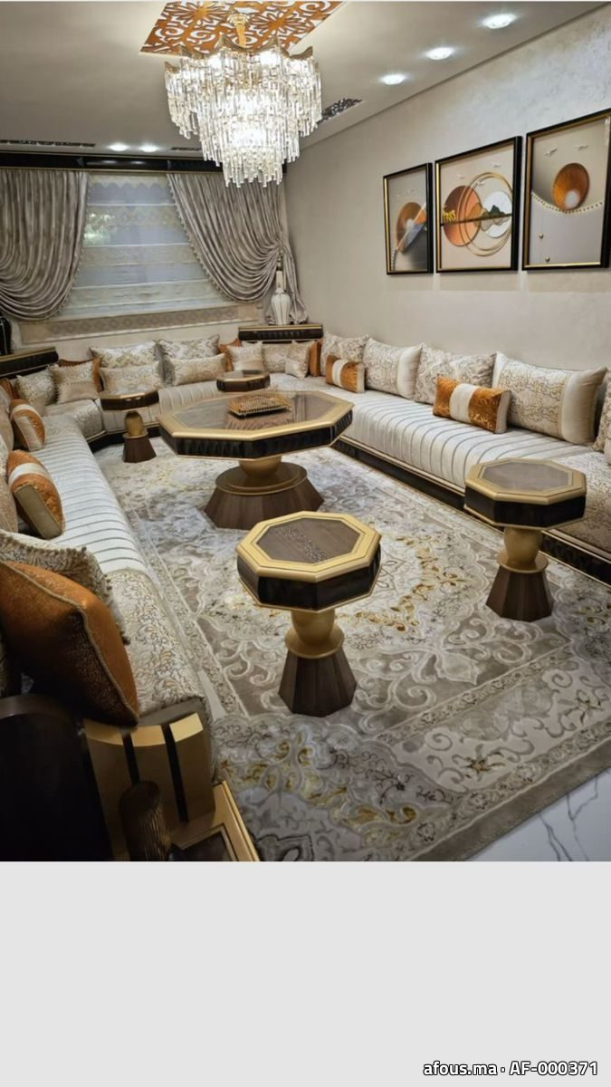 Salon marocain crème et or sous un lustre en cristal — Tanger