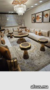 Salon marocain crème et or sous un lustre en cristal — Tanger