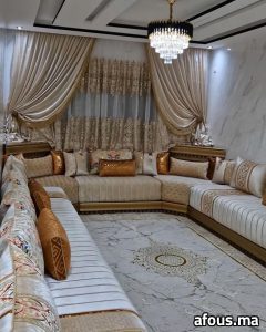 Salon marocain crème et or à rideaux dorés — Tanger