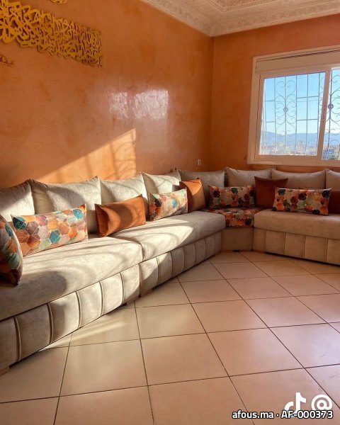 Salon marocain beige à coussins géométriques colorés