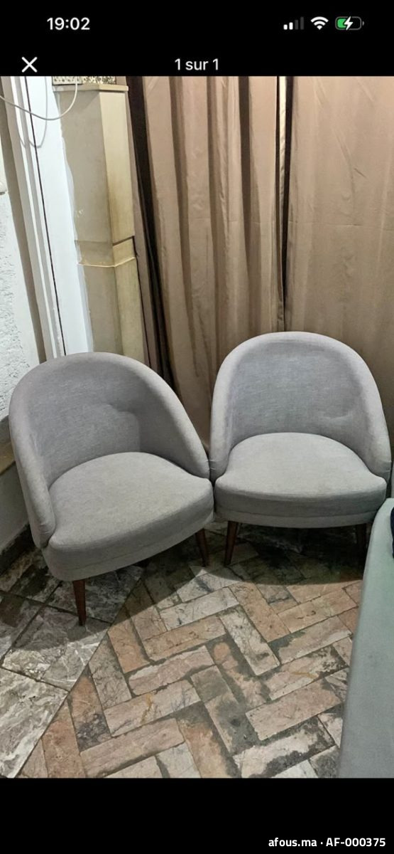 Deux fauteuils crapauds gris à pieds en bois — Marrakech