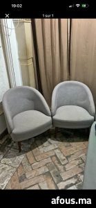 Deux fauteuils crapauds gris à pieds en bois — Marrakech