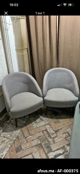 Deux fauteuils crapauds gris à pieds en bois — Marrakech