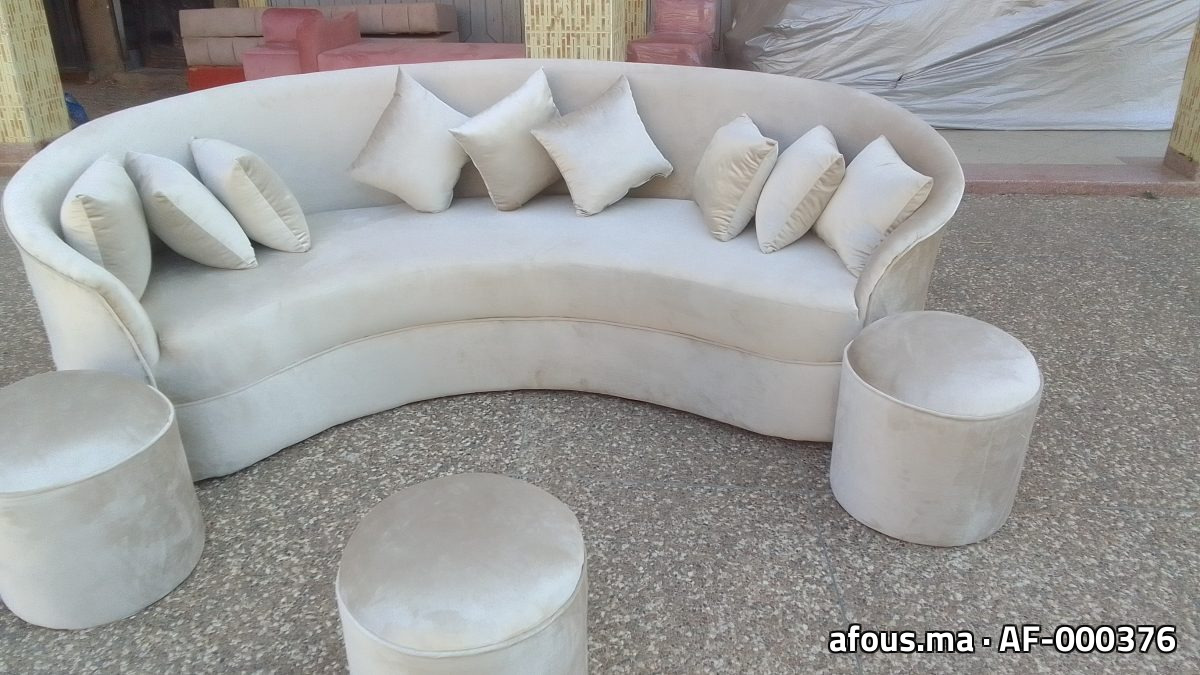 Canapé galbé en velours crème avec poufs ronds — Marrakech
