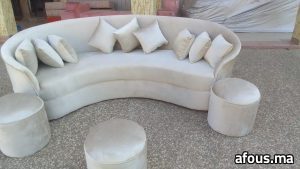 Canapé galbé en velours crème avec poufs ronds — Marrakech