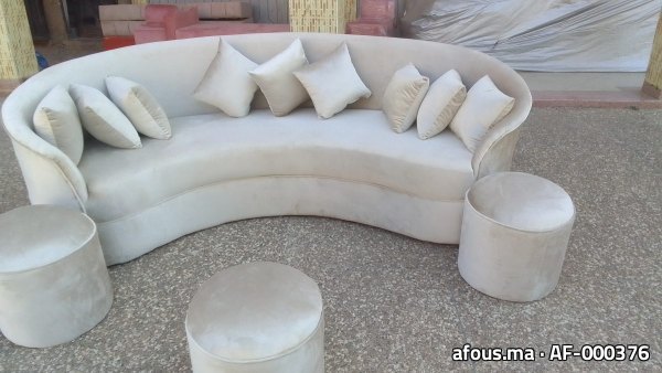 Canapé galbé en velours crème avec poufs ronds — Marrakech
