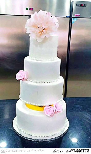 Pièce montée de mariage à quatre étages en pâte