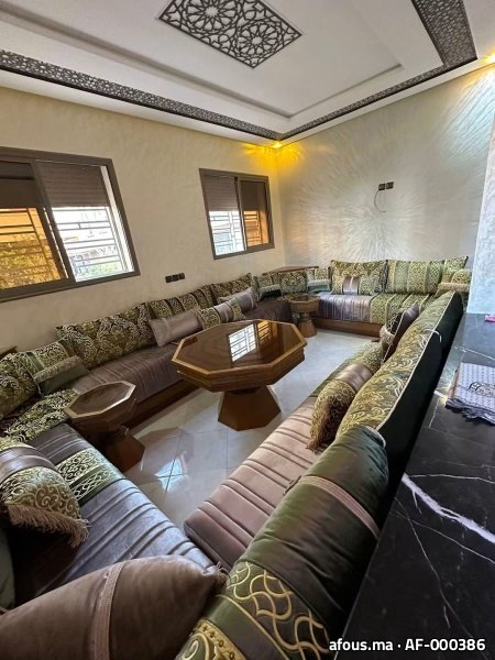 Salon marocain brun et vert brodé d'or en U