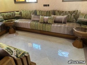 Salon marocain à tissu rayé et coussins verts brodés — Ksar El Kébir