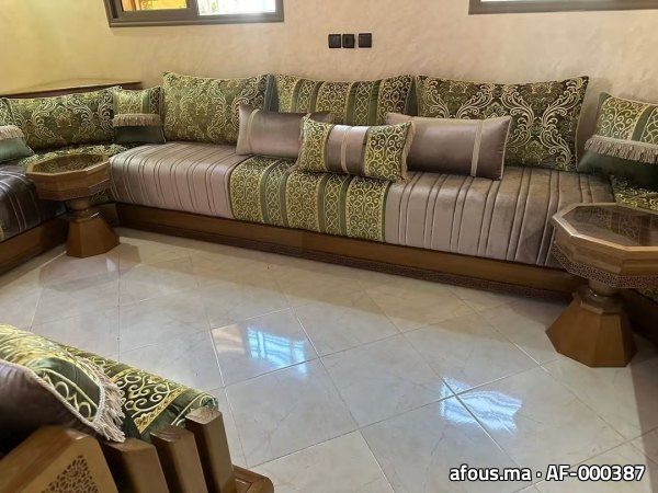 Salon marocain à tissu rayé et coussins verts brodés