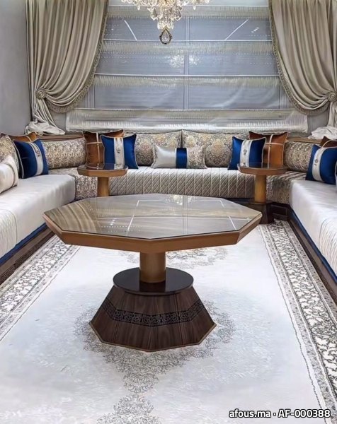 Salon crème et bleu sous un lustre en cristal