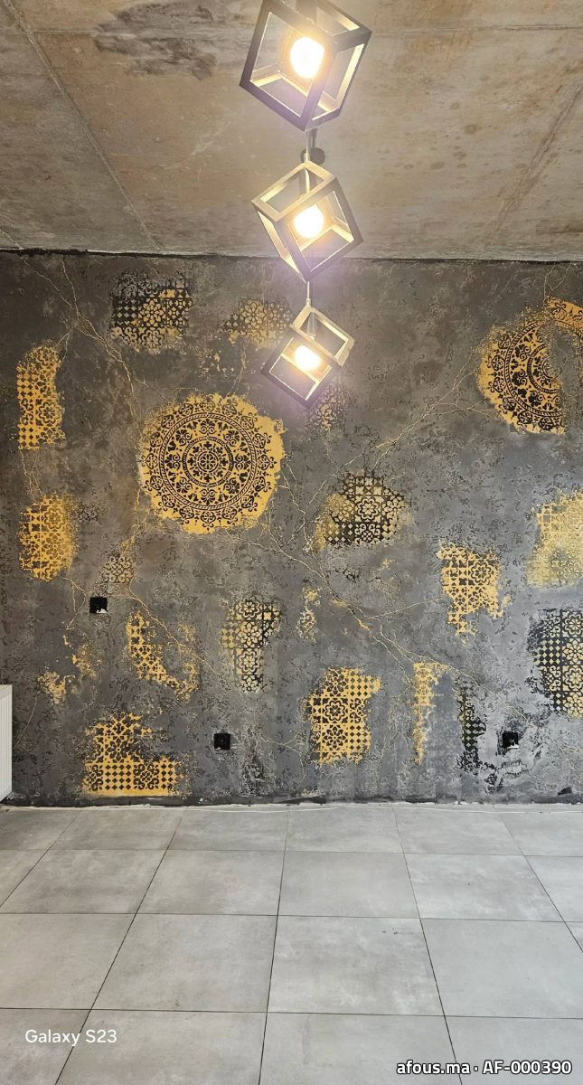 Mur au pochoir de médaillons dorés sur fond patiné — Oujda