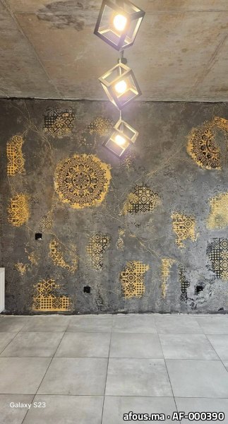 Mur au pochoir de médaillons dorés sur fond patiné