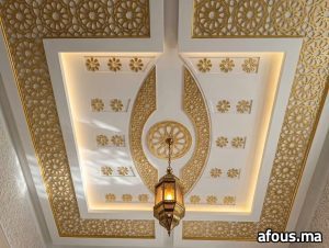 Plafond en plâtre sculpté blanc et or à arabesques — El Jadida