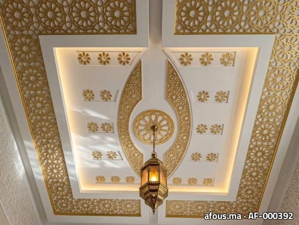 Plafond en plâtre sculpté blanc et or à arabesques