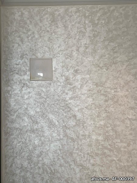 Mur en enduit décoratif beige nacré marbré