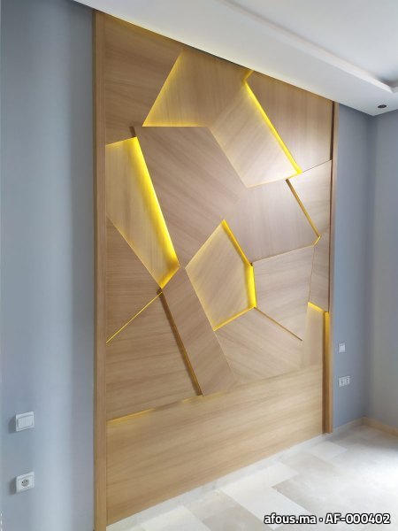 Habillage mural en bois à facettes et LED dorée — Marrakech