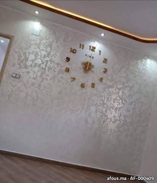 Mur en enduit décoratif nacré crème à horloge dorée — Tanger