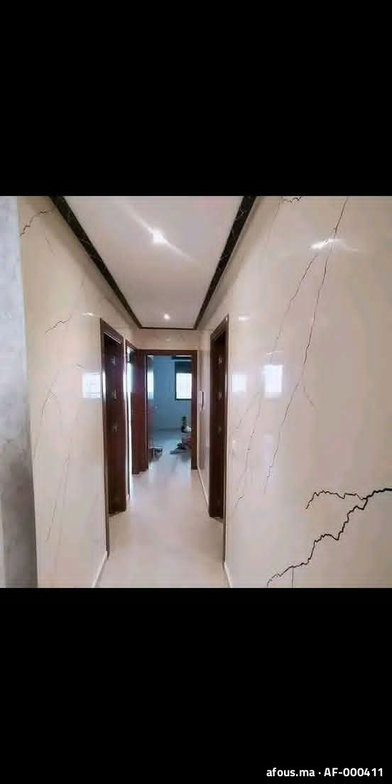 Couloir à panneaux effet marbre beige poli — Rabat