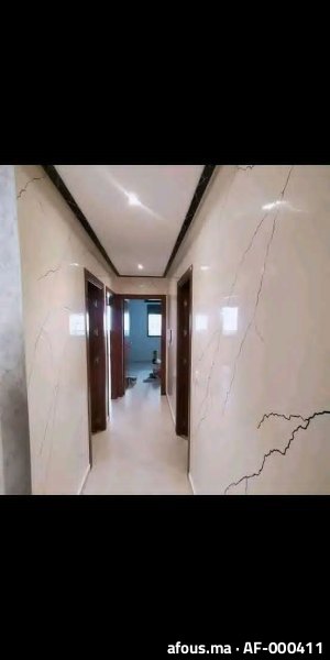Couloir à panneaux effet marbre beige poli