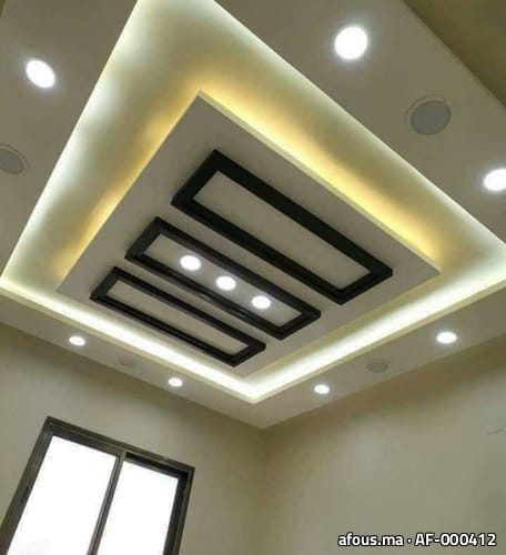 Faux plafond à cadre noir et éclairage indirect chaud — Marrakech