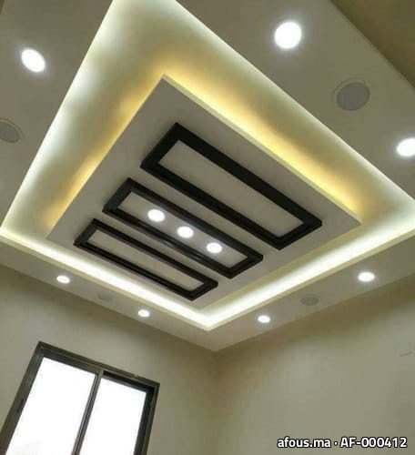 Faux plafond à cadre noir et éclairage indirect chaud