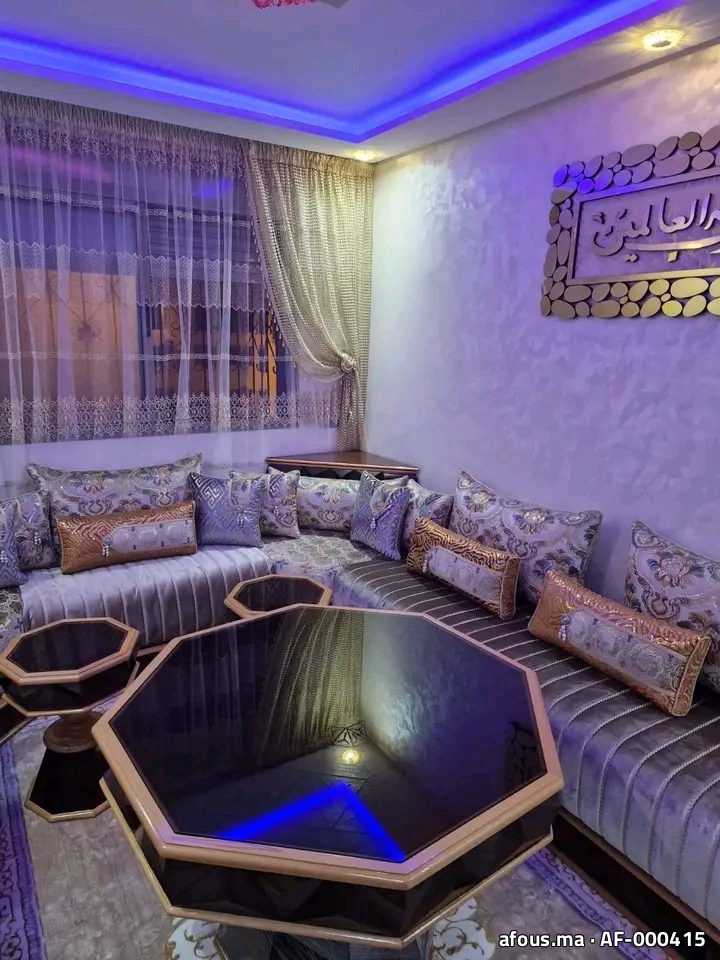 Salon marocain moderne à sedari cannelé gris et table rétro-éclairée — Casablanca