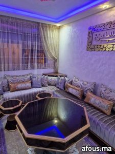 Salon marocain moderne à sedari cannelé gris et table rétro-éclairée — Casablanca