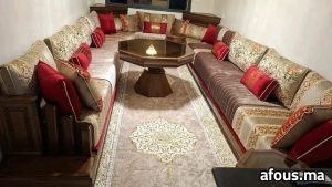 Salon marocain beige et bordeaux à tables octogonales — Casablanca