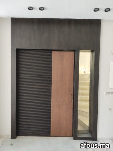 Entrée à pan mural en bois foncé et porte à lames — Nador