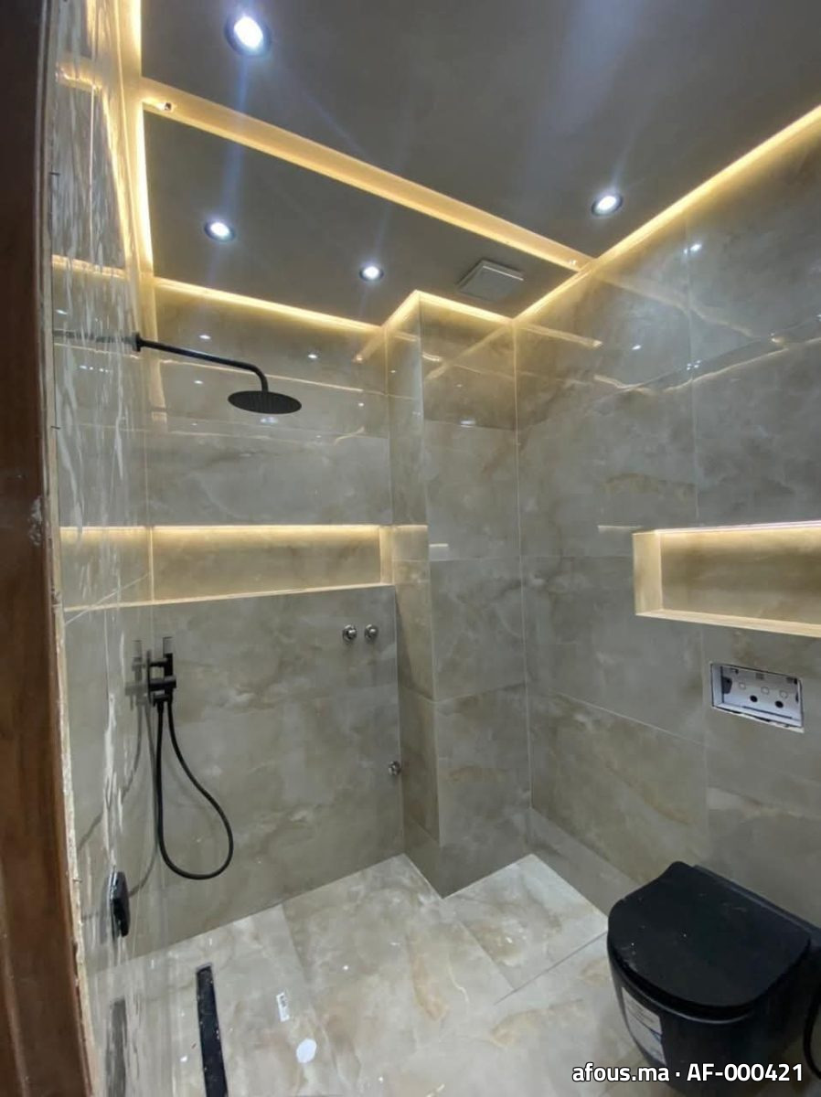 Douche à l'italienne effet marbre gris — Casablanca