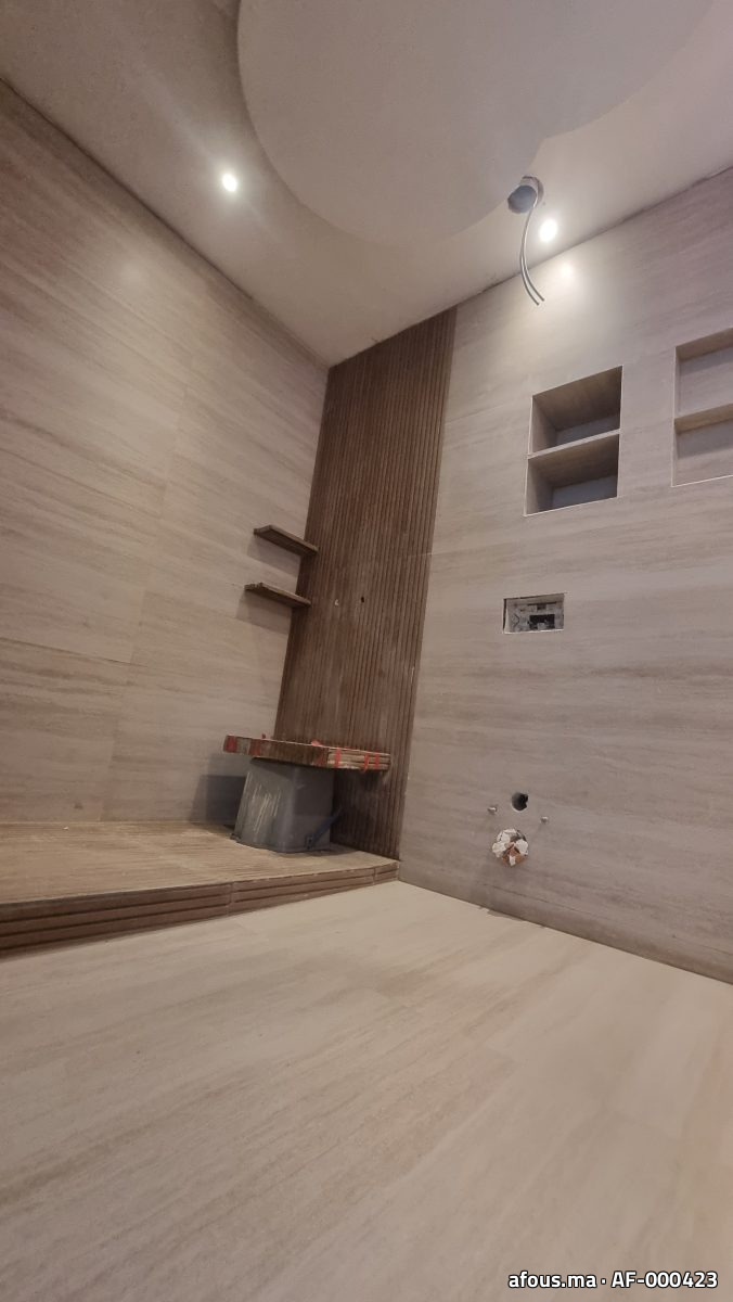 Salle de bain effet travertin à banquette et tasseaux — Casablanca
