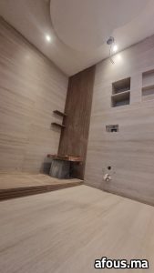 Salle de bain effet travertin à banquette et tasseaux — Casablanca