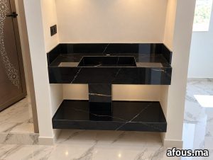 Niche murale effet marbre noir à plan suspendu — Agadir