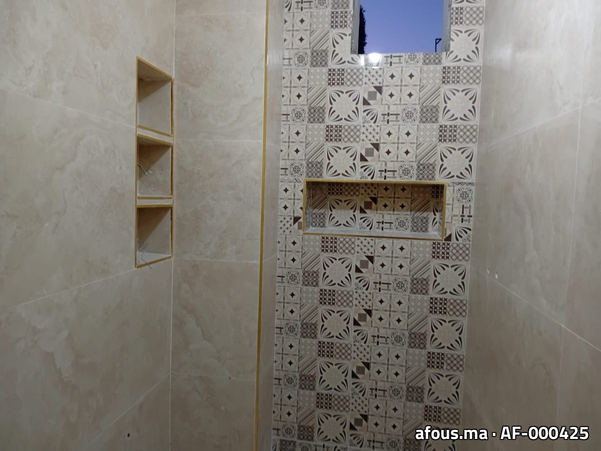 Douche en grès effet travertin beige à bande de carreaux à motifs — Tinghir