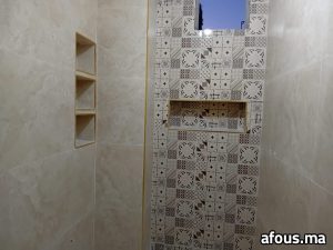 Douche en grès effet travertin beige à bande de carreaux à motifs — Tinghir