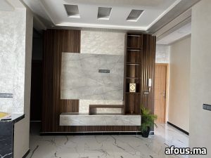 Meuble TV mural en noyer avec panneau effet marbre et niches — Meknès