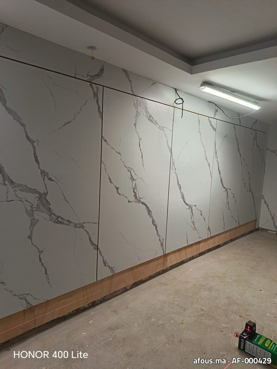 Habillage mural en grandes dalles effet marbre blanc — Casablanca