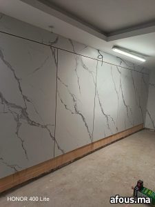 Habillage mural en grandes dalles effet marbre blanc — Casablanca