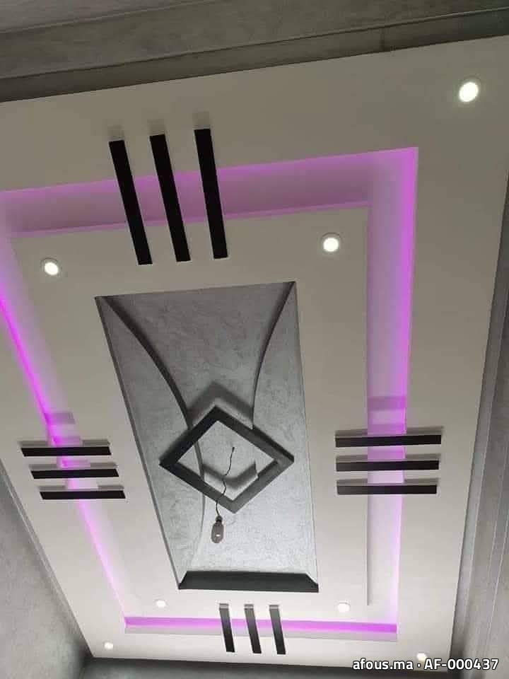 Faux plafond géométrique noir et blanc à LED rosée — Tétouan
